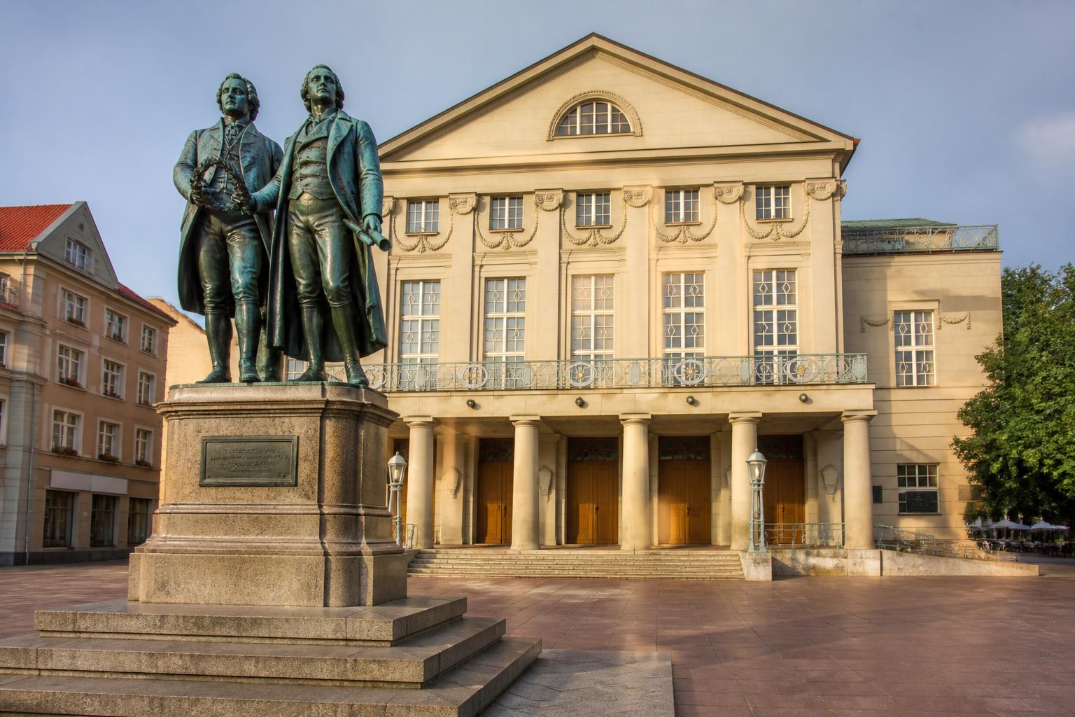 Goethe-Schiller-Denkmal vor dem Deutschen Nationaltheater in Weimar bei Sonnenlicht